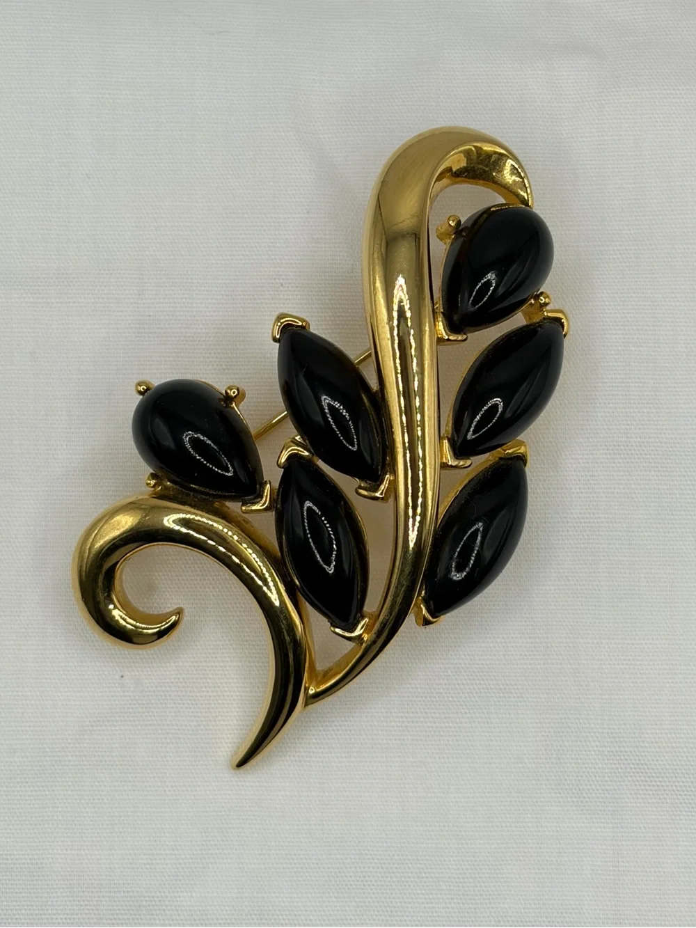 Vintage Trifari Signed Brooch Pin Gold Tone Black Cabochon Leaves Floral